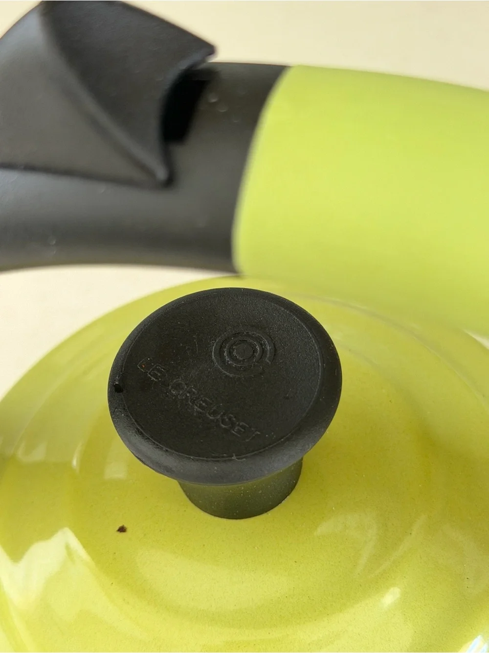Le Creuset 1.5L (1.6 Qt.) Whistling Tea Kettle – Kiwi Green Kitchen